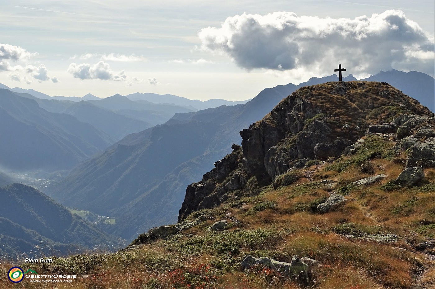 53 Lo sperone roccioso del Mincucco con vista a precipizio sulla Valle dell'Olmo.JPG
